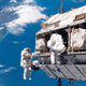 Imagen: Astronautas afuera de la Estación Espacial Internacional / vía NASA.